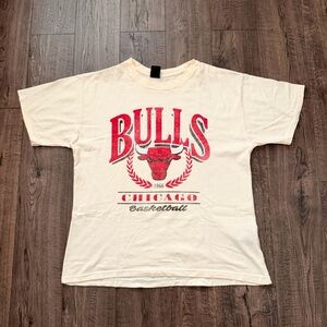 Chicago Bulls Graphic Tee in Cream & Red